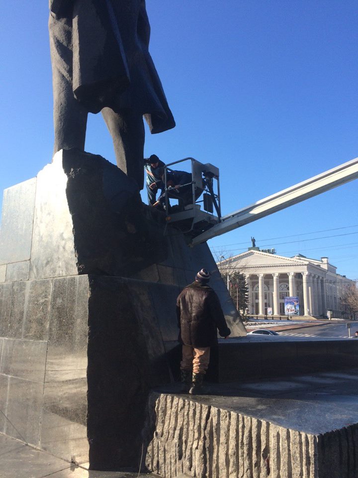 У Донецьку ритуальна служба відновлює пам'ятник Леніну