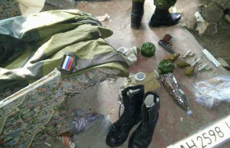 У покинутій хаті в Маріуполі знайдені камуфляж «Росія» та зброя — Дніпро-1