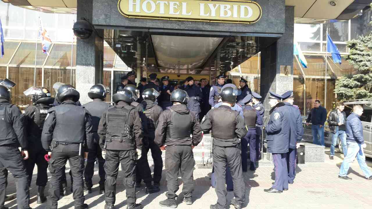 Поліція Києва забезпечує правопорядок біля готелю «Либідь» — МВС