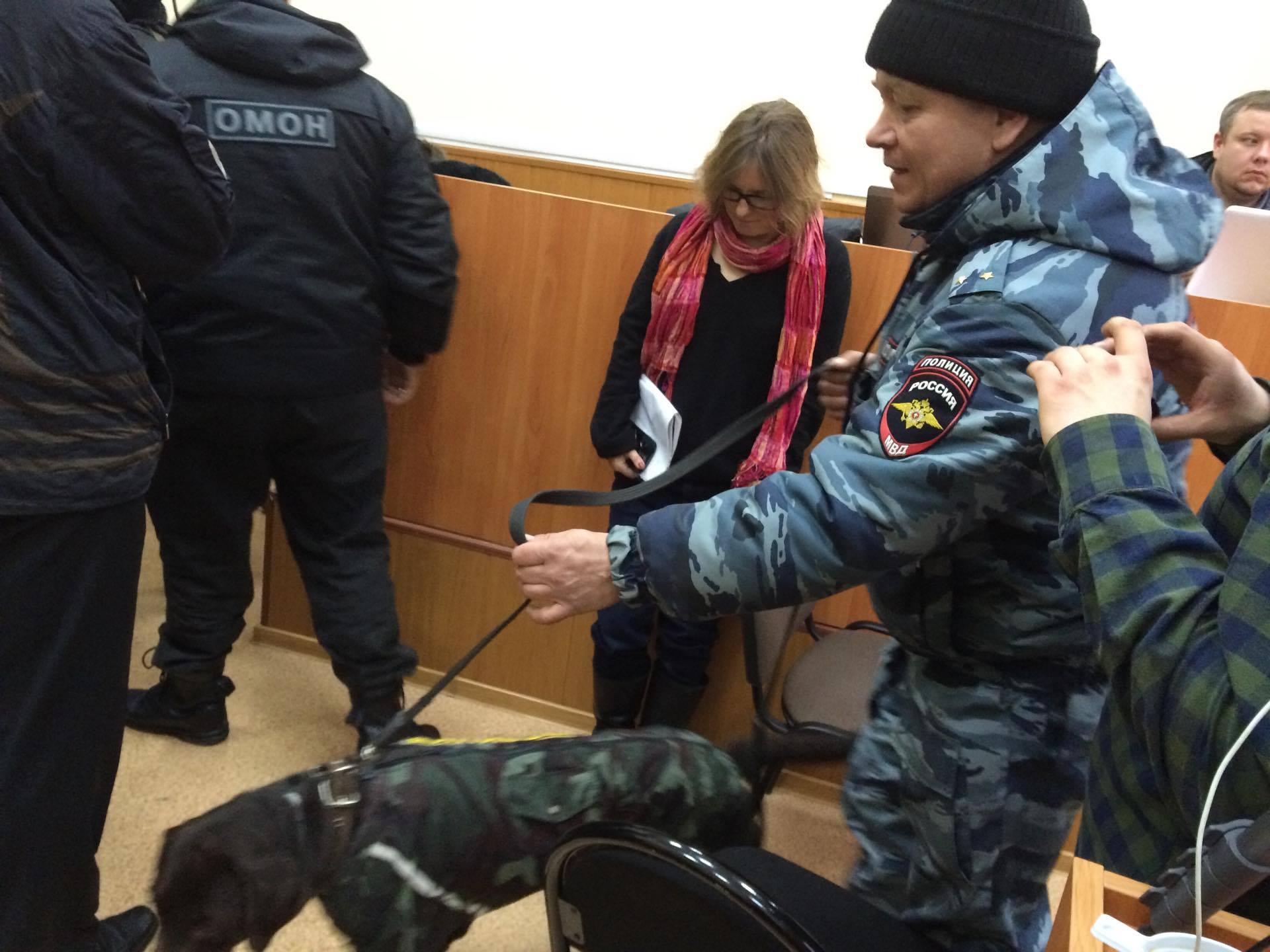 Зал для преси в суді над Савченко обшукали кінологи з собакою