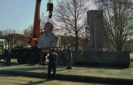 В Запорожье начали демонтаж памятника Дзержинскому
