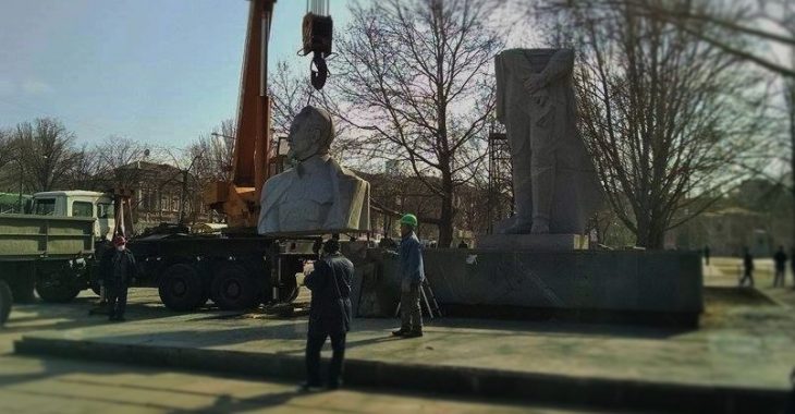 В Запорожье начали демонтаж памятника Дзержинскому В Запорожье начали демонтаж памятника Дзержинскому