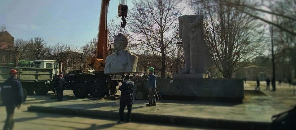 В Запорожье начали демонтаж памятника Дзержинскому