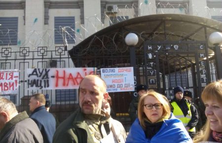 Під Російським посольством у Києві вимагають звільнити Надію Савченко