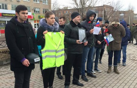 Не всі мітингуючі під судом проти Савченко  знали, у чому її звинувачують
