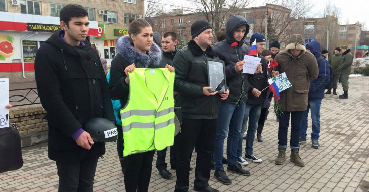 Не всі мітингуючі під судом проти Савченко знали, у чому її звинувачують Не всі мітингуючі під судом проти Савченко знали, у чому її звинувачують