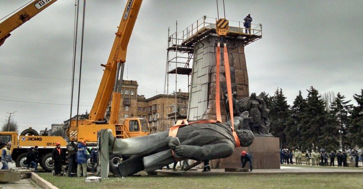У Запоріжжі нарешті демонтували пам'ятник Леніну У Запоріжжі нарешті демонтували пам'ятник Леніну