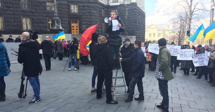 Під Кабміном дівчина на драбині з «групою підтримки» вимагає знизити тарифи Під Кабміном дівчина на драбині з «групою підтримки» вимагає знизити тарифи
