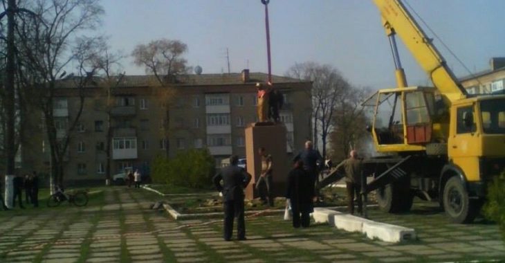 На Харківщині стало на двох Ленінів менше — активіст На Харківщині стало на двох Ленінів менше — активіст