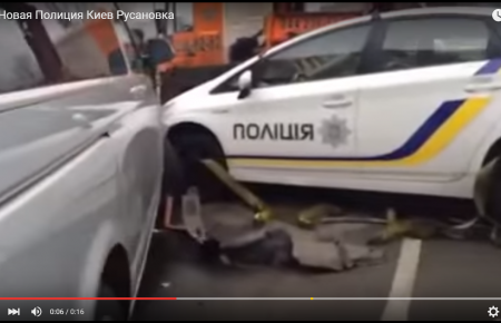 У Києві поліцейська машина протаранила огорожу і в'їхала у дві автівки