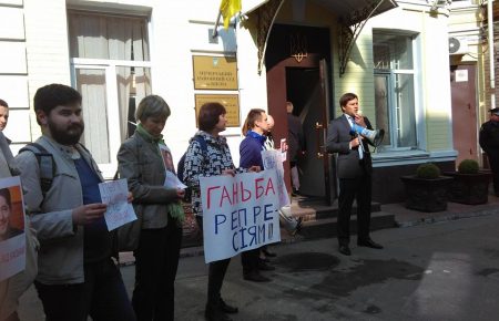 Під Печерським судом проходить акція на підтримку Віталія Каська