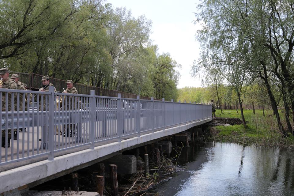 У Новоайдарі відновили зруйнований міст через річку