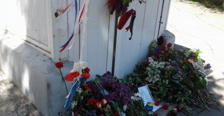 У Маріуполі городяни згадують міліціонерів, загиблих два роки тому У Маріуполі городяни згадують міліціонерів, загиблих два роки тому