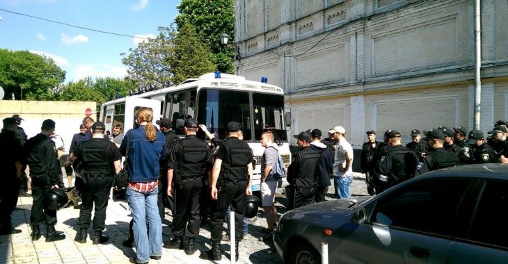У Києві затримали шістьох націоналістів — соцмережі У Києві затримали шістьох націоналістів — соцмережі