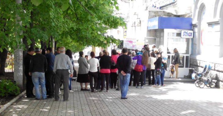 У Макіївці під «банком» скупчення: люди поспішають отримати соцвиплати У Макіївці під «банком» скупчення: люди поспішають отримати соцвиплати