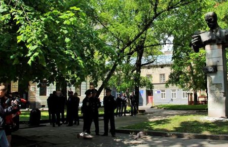 У Львові знесення пам’ятника Тудору переросло у сутичку з правоохоронцями