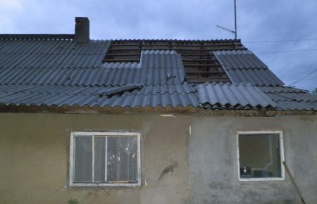 На Луганщині потужний ураган зірвав дах з 25 будинків
