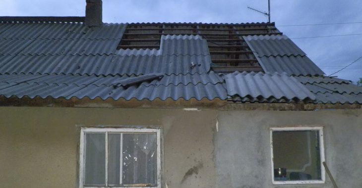 На Луганщині потужний ураган зірвав дах з 25 будинків На Луганщині потужний ураган зірвав дах з 25 будинків