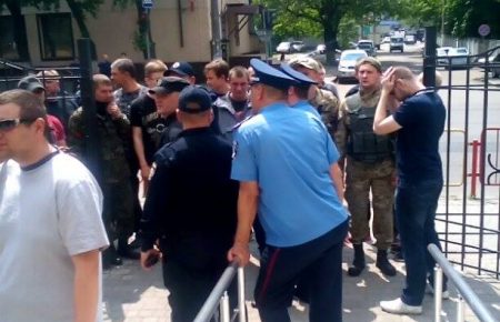 Праві в Одесі ЗІЛОм блокують суд, що випустив на свободу росіянина