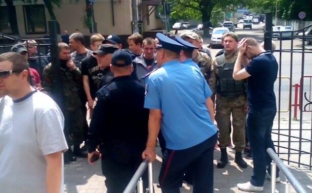 Праві в Одесі ЗІЛОм блокують суд, що випустив на свободу росіянина Праві в Одесі ЗІЛОм блокують суд, що випустив на свободу росіянина