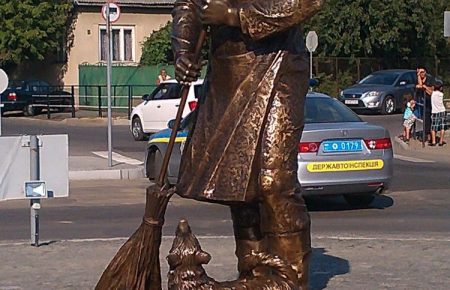 Чи варто демонтувати образливий для спільноти ромів пам'ятник у Мукачевому?