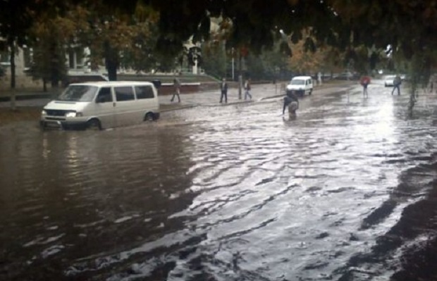 У Львові сильна злива затопила вулиці