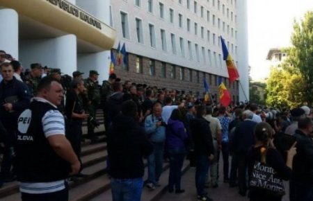 В Кишиневі протестуючі зробили першу спробу штурму парламенту