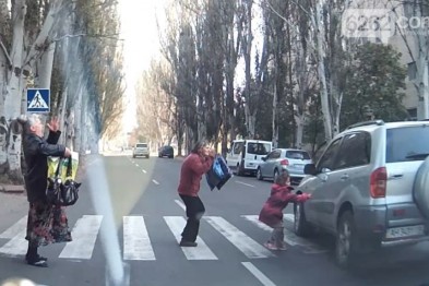 В Славянске Toyota чуть не сбила ребенка на пешеходном переходе