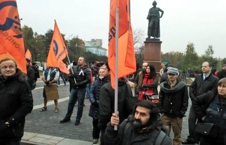 «Путин — убийца! Не позорь Россию», — первые задержанные на митинге в Москве
