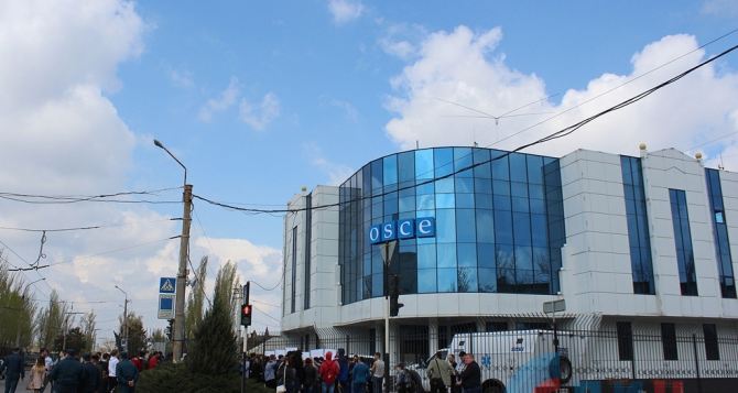 У Луганську мітинг під офісом ОБСЄ
