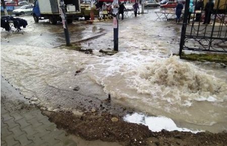 В Краматорске прорвало сразу два городских водопровода