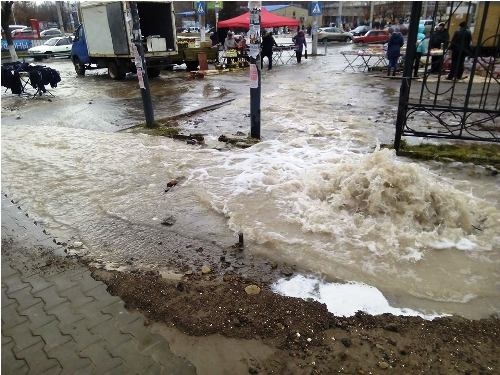 В Краматорске прорвало сразу два городских водопровода