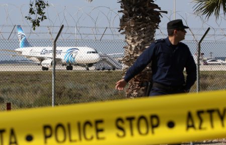Мужчина угнал самолет в Египте, чтобы встретиться с бывшей женой, — СМИ