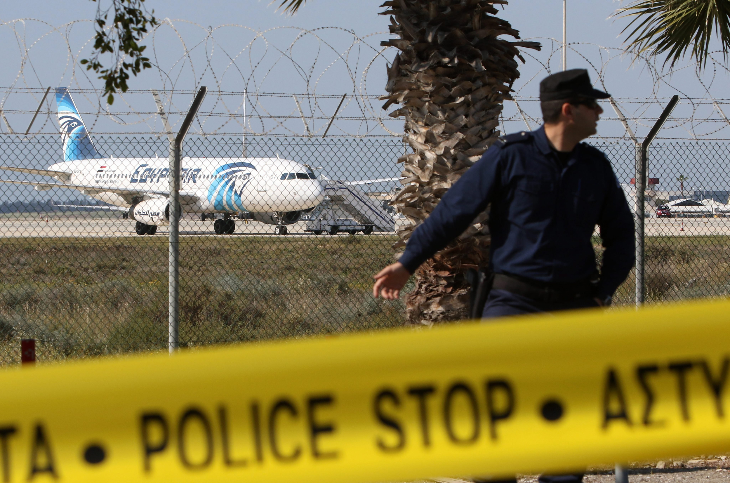 Мужчина угнал самолет в Египте, чтобы встретиться с бывшей женой, — СМИ