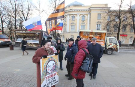 На «святкуванні» окупації Криму у Петербурзі художниця провела одиночний пікет