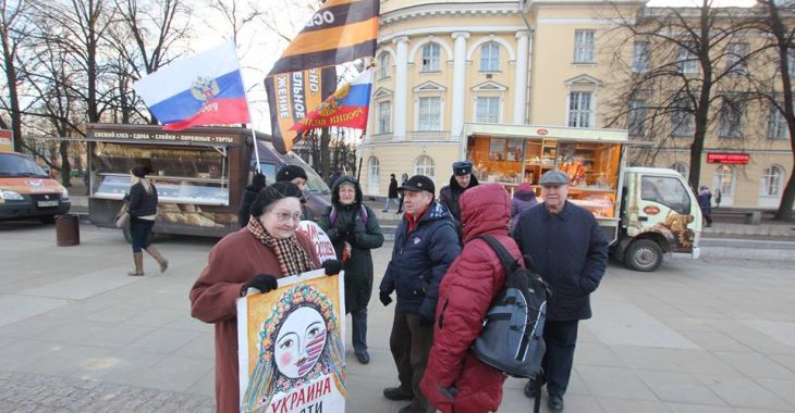 На «святкуванні» окупації Криму у Петербурзі художниця провела одиночний пікет На «святкуванні» окупації Криму у Петербурзі художниця провела одиночний пікет