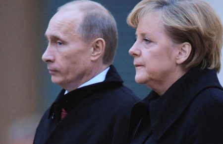 Меркель сказала Путіну «використати вплив» на стримання бойовиків Донбасу