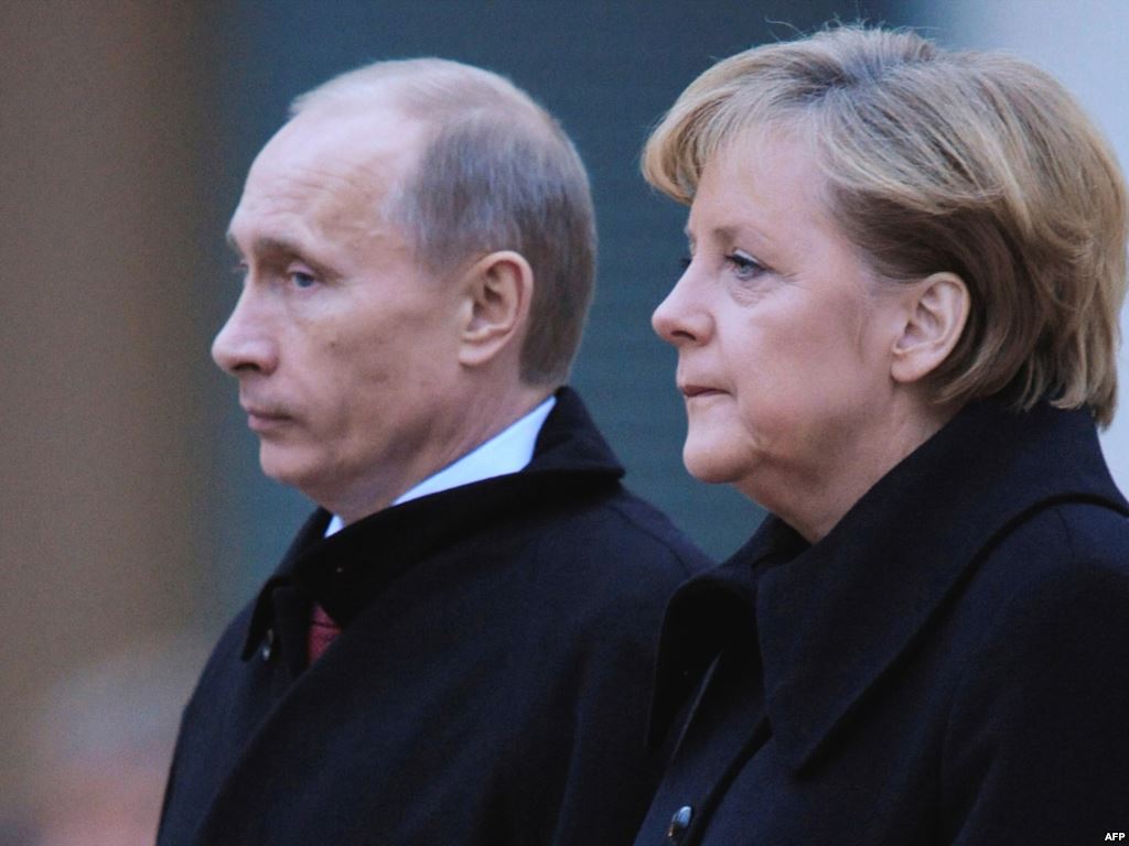 Меркель сказала Путіну «використати вплив» на стримання бойовиків Донбасу