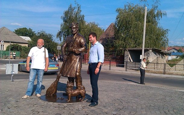 Скандал в Мукачевому: роми обурилися новим пам'ятником ромському двірнику Скандал в Мукачевому: роми обурилися новим пам'ятником ромському двірнику