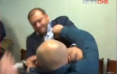 У суді над Лукаш сталась бійка між Добкіним та активістом Майдану