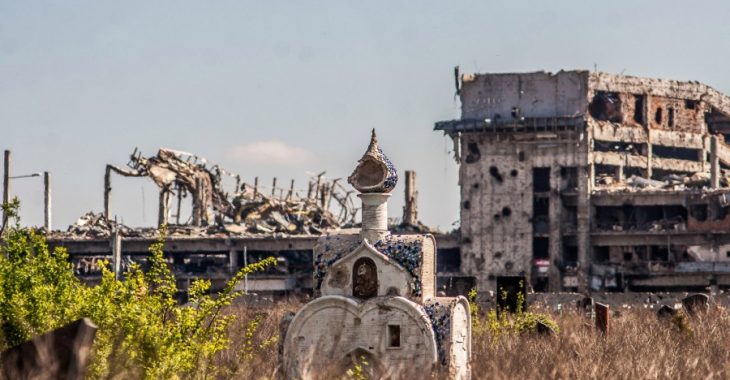 Незважаючи на міни, люди приходять на зруйноване кладовище біля ДАП Незважаючи на міни, люди приходять на зруйноване кладовище біля ДАП