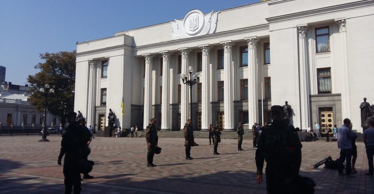 Жалобна тиша під ВР (фоторепортаж) Жалобна тиша під ВР (фоторепортаж)