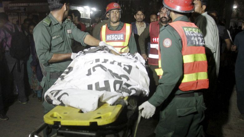 Щонайменше 53 людини вбито та сотні поранено через вибух в Пакистані