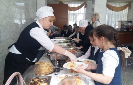 Як смачно годувати дітей за держбюджет — у школі Києва провели експеримент