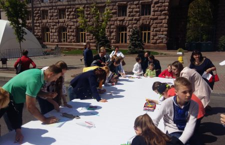 «Бажаю бійцям, щоб вони повернулися живими», — київські діти малюють мир
