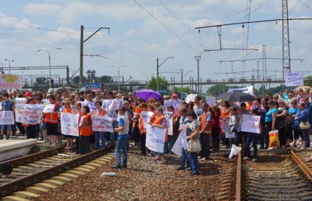 Залізничники підконтрольної «ДНР» Ясинуватої вимагають в України зарплати