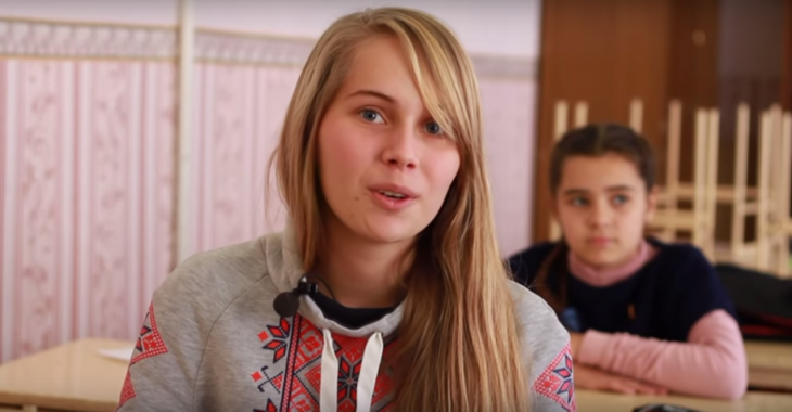 «Повертайтеся додому живими», — жителі Донбасу привітали українських військових «Повертайтеся додому живими», — жителі Донбасу привітали українських військових