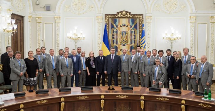 Президент нагородив «динамівців», які виграли легендарний матч 1986 року Президент нагородив «динамівців», які виграли легендарний матч 1986 року