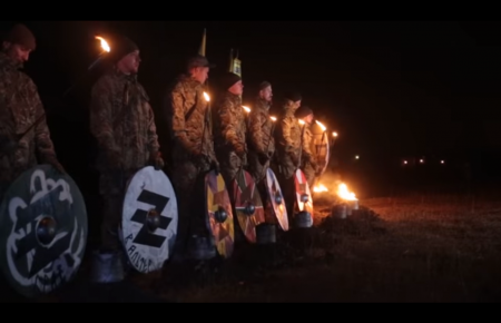 Бійці «Азову» урочисто вшанували полеглих — для кожного запалили смолоскипи