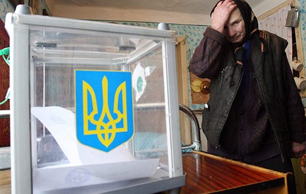 Член ДВК пожаліла бабусю і видала їй два бюлетні — ще один для хворого чоловіка Член ДВК пожаліла бабусю і видала їй два бюлетні — ще один для хворого чоловіка